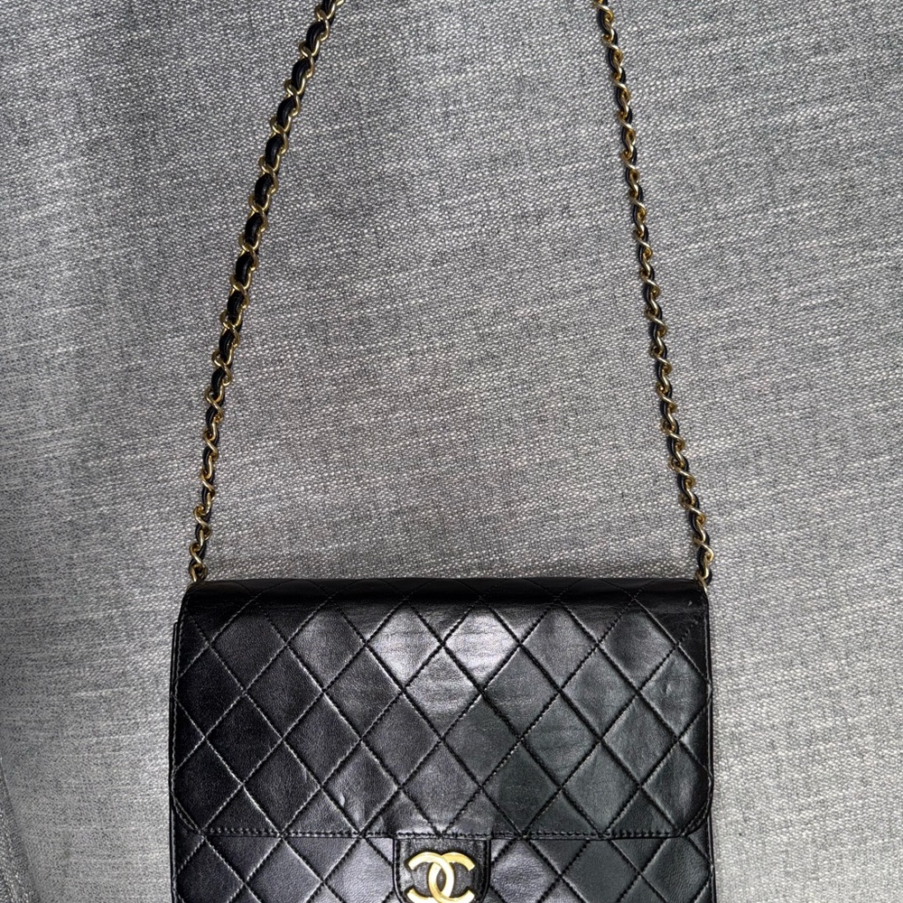 CHANEL Vintage Black Quilted Shoulder Bag with Gold Chain